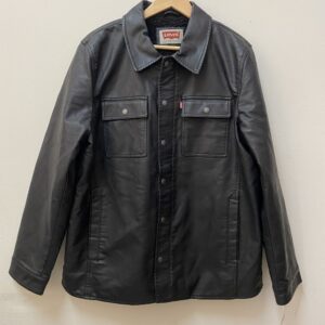 Casaca Levi’s de cuero PU con sherpa